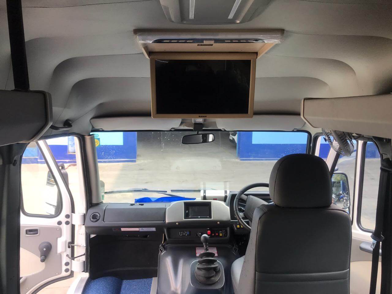 images-and-pictures-of-tempo-travellers-inside-outside-maharana-cab
